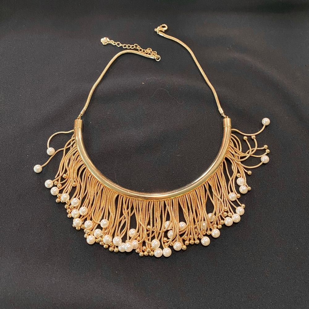 Gorgeous necklace with dangling gold chains and pearls